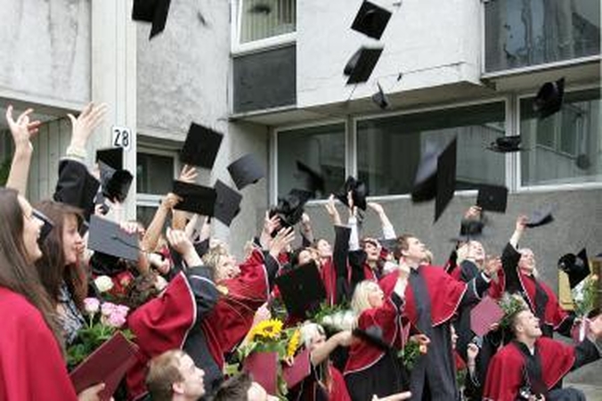 Studentai piktinasi valdžios sprendimu branginti bilietus