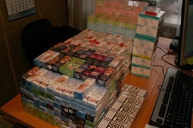 Moters bute Grigiškėse rasta beveik 1 tūkst. kontrabandinių cigarečių