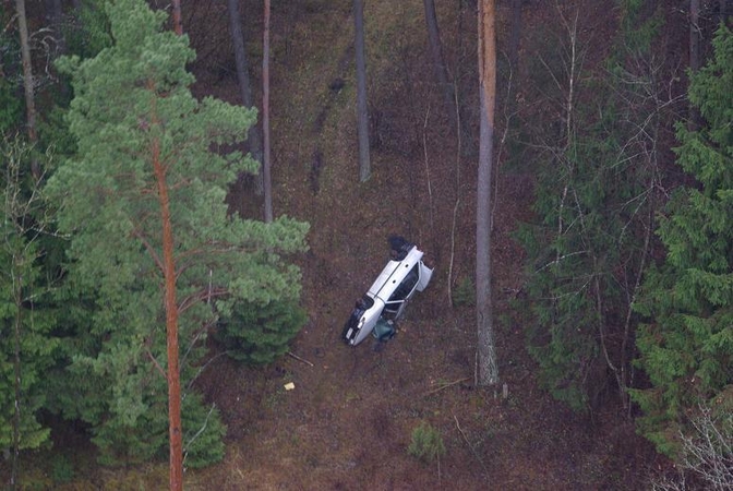 Iš sraigtasparnio miške aptiktas įtartinas automobilis