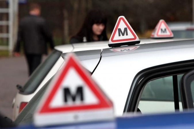 Pradedantieji vairuotojai papildomiems mokymams turės dar pusmetį