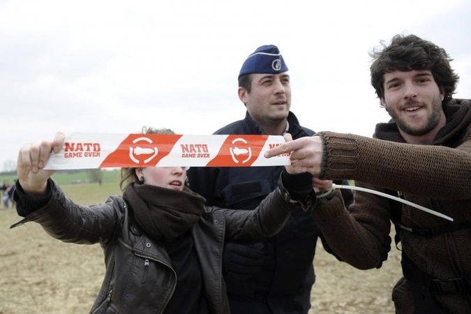 Belgijoje taikos aktyvistai mėgino įsiveržti į NATO būstinę
