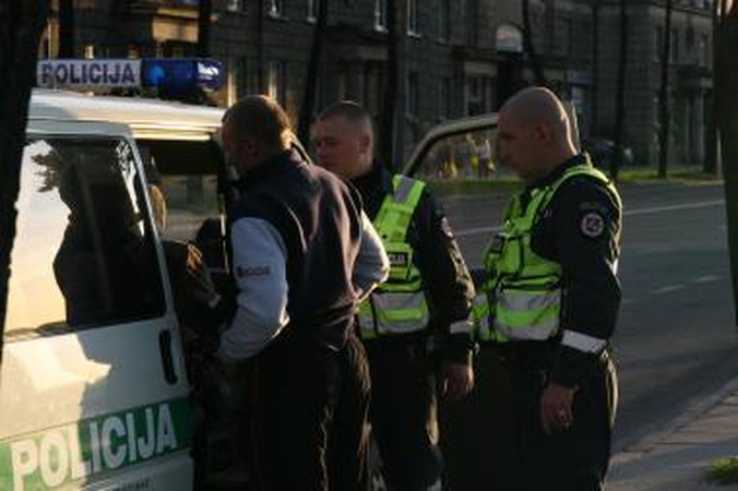 Girti vairuotojai siūlė pareigūnams kelių šimtų litų kyšį