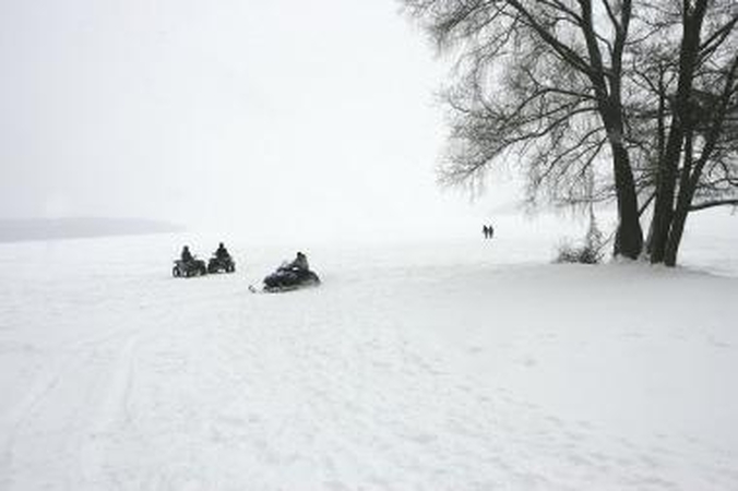 Ant marių ledo vaikščioti dar galima, bet jau neilgai