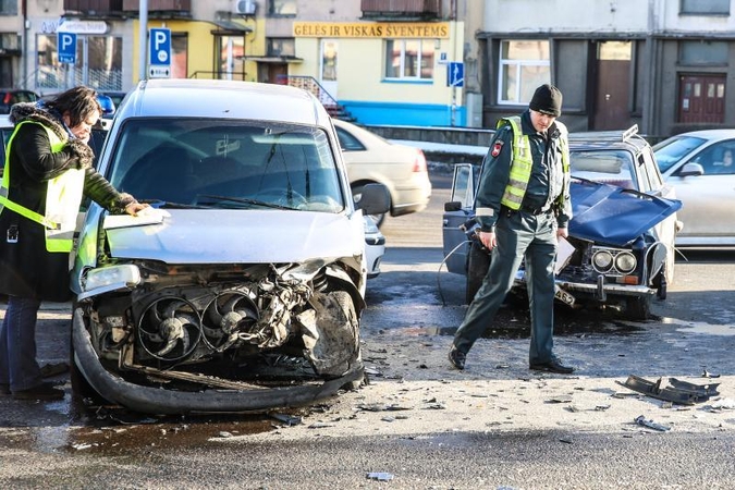 Avarija Taikos prospekte: sumaitoti „Žiguliai“ ir „Citroen“