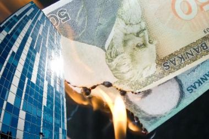 Krizė kerta per savivaldybės darbuotojų pinigines