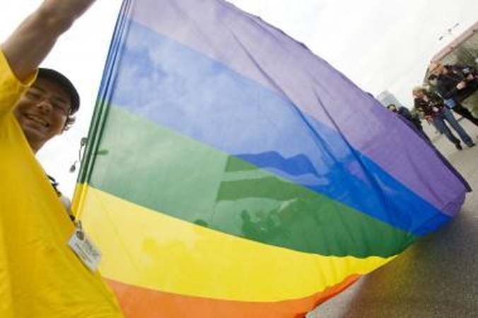 EK žada įvertinti siūlymą bausti už "homoseksualinių santykių propagavimą"