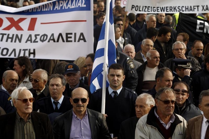 Graikai sužlugdė karinį paradą ir privertė išvykti prezidentą
