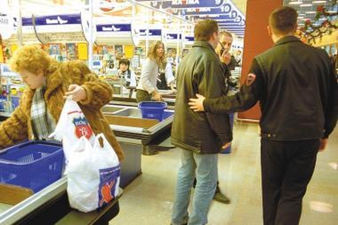 Plėšikai įsilaužė į „Maximą“, bet nieko nepavogė 