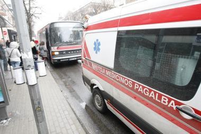 Autobusų stotelėje mirė žmogus