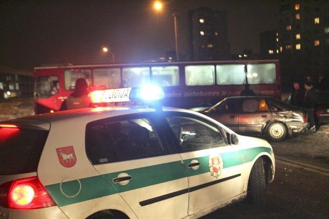 Sostinę paralyžiavus netikėtam sniegui, žmonių aukų išvengta