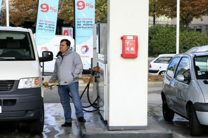 Naftos žaliava atpigo iki 66 JAV dolerių