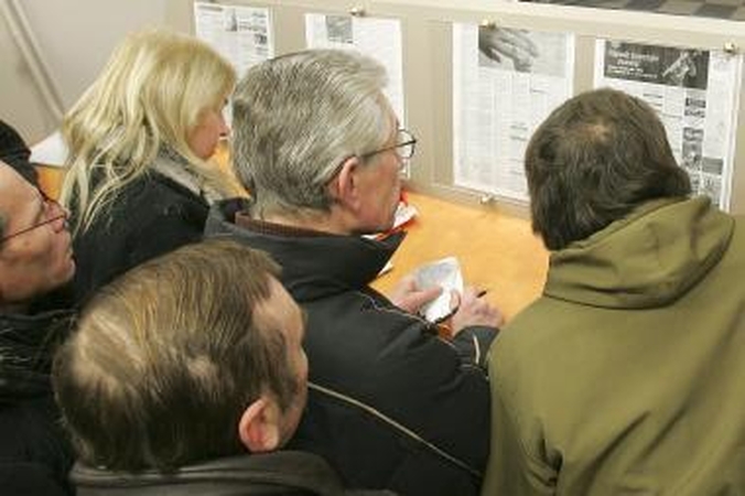Ekspertai prognozuoja didėsiant nedarbą ir mažėsiant perkamąją galią