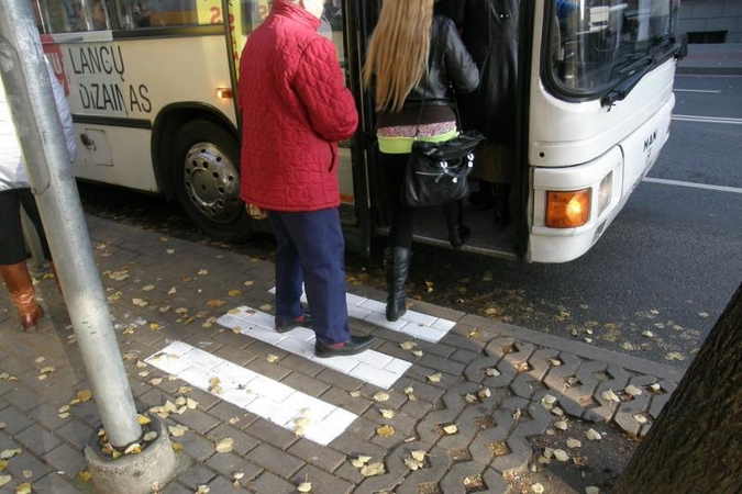 Viešasis transportas aplenkė Tiltų gatvę (papildyta)