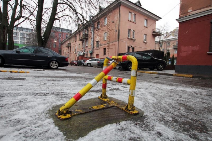 Klaipėdos politikai susirūpino automobilių stovėjimo vietų užraktais