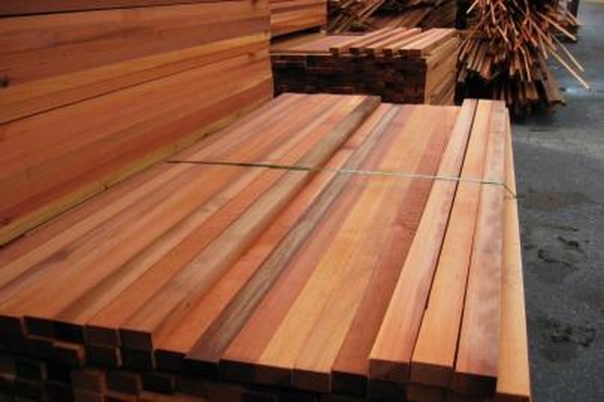 Pagavo ilgapirščius su medienos gaminiais