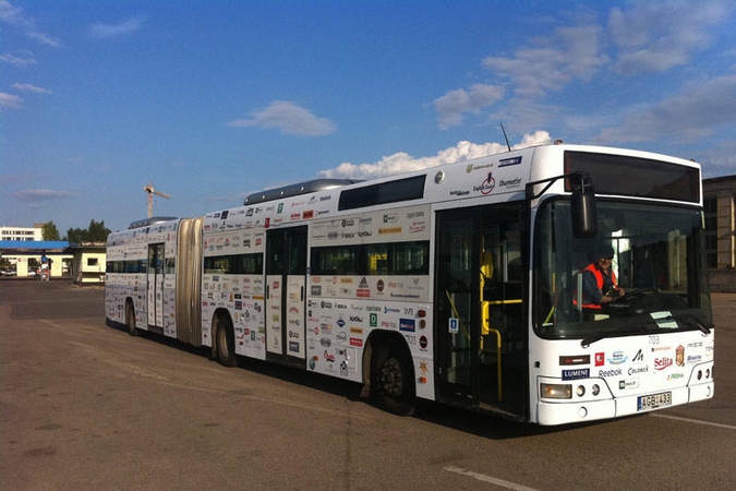 Reklama viešajame transporte stebina keleivius