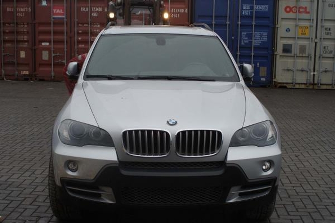 Klaipėdoje muitininkai sulaikė vogtą „BMW X5“