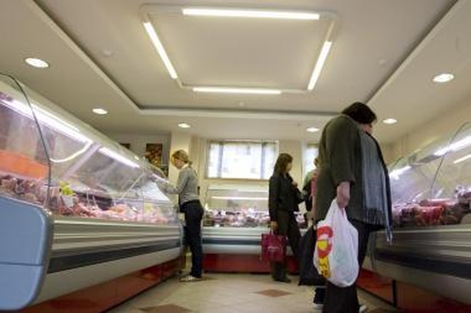Pardavėjai į akis dujų, o kasos aparato neįveikė