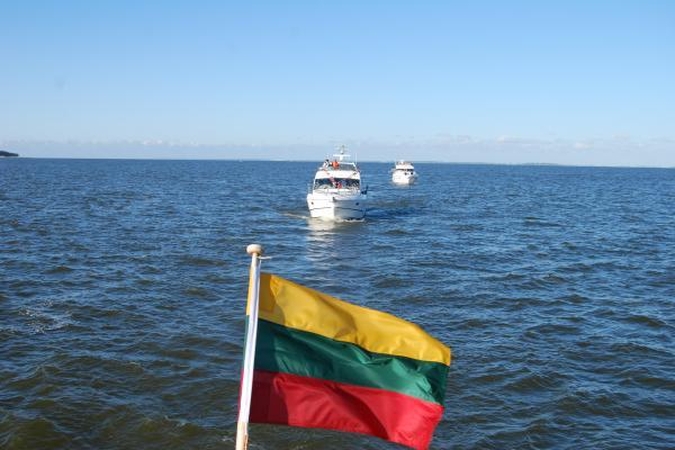 Vyrai susimušė laive