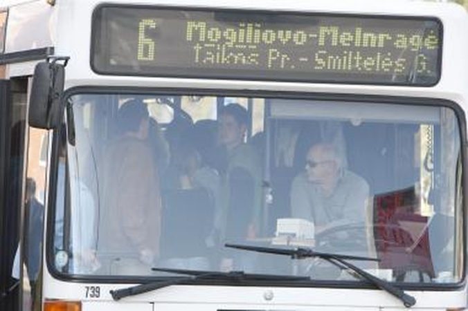 Neblaivus jaunuolis autobuse apiplėšė klaipėdietį