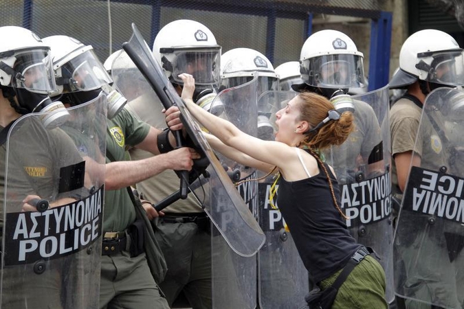 Graikijoje gyvenimą paralyžiavo visuotinis streikas