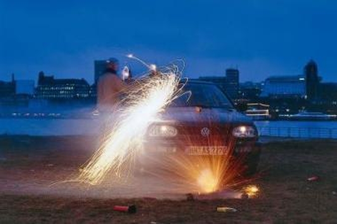 Kai švenčiama netoli automobilių