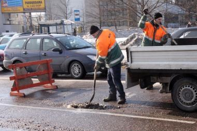 Tragiškoms ir duobėtoms Kauno gatvėms lopyti - skatikai