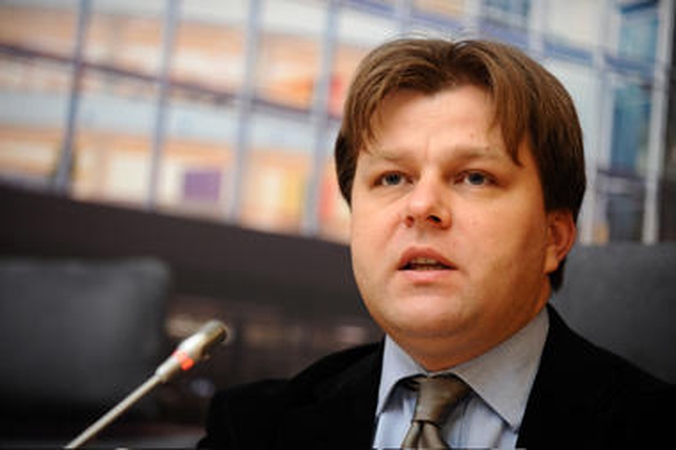 Seimo komitetas neapsisprendė, ar iniciatyva atimti iš M.Adomėno mandatą prieštarauja Konstitucijai