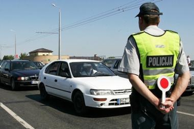 Telefonu plepėjęs vairuotojas policininkams pasiūlė kyšį
