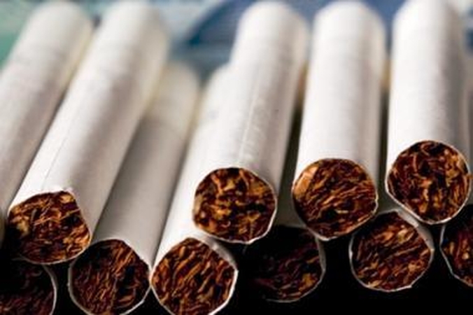 Kontrabandinės cigaretės slėptos automobilių bakuose 
