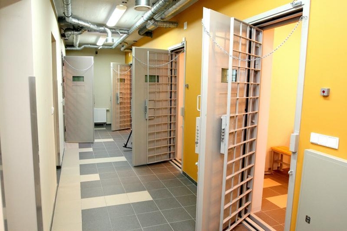 Melnragės bare siautėję jaunuoliai atsidūrė areštinėje