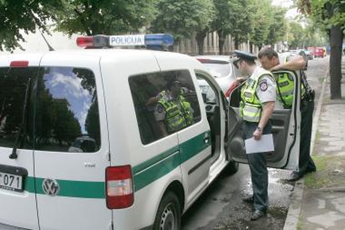 Sostinės policija sulaikė jaunuolį galimai apiplėšusius vyriškius