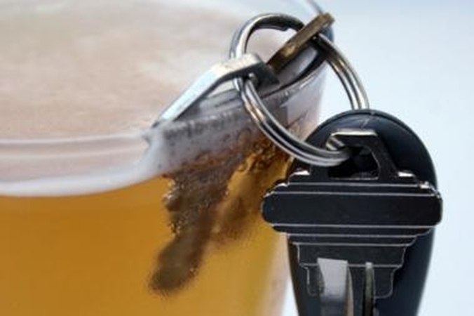 Siūloma valstybės tarnautojams visiškai uždrausti vartoti alkoholį darbo metu