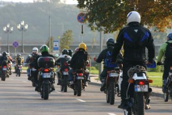 Automobilis partrenkė motociklininką