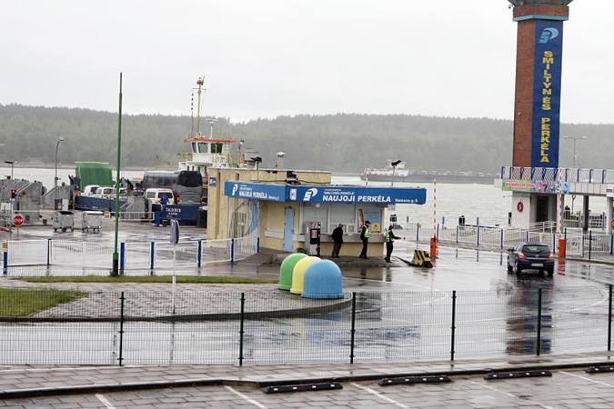 Šaltas oras ir lietus ištirpdė eiles prie keltų