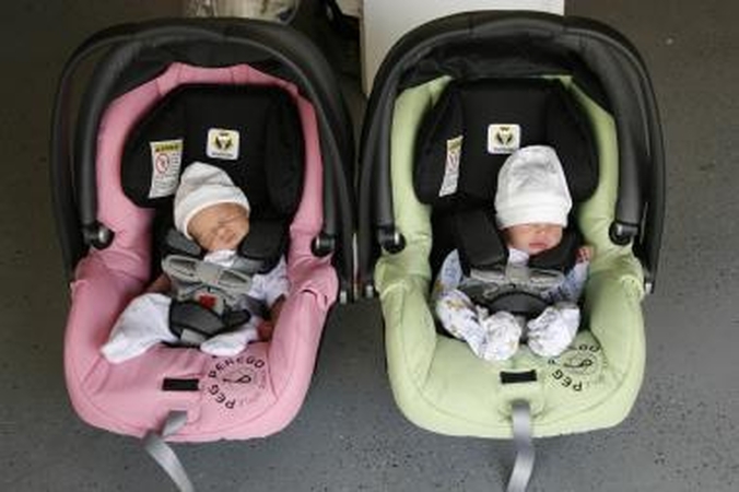 Dvynys berniukas kenkia sesers sveikatai? 