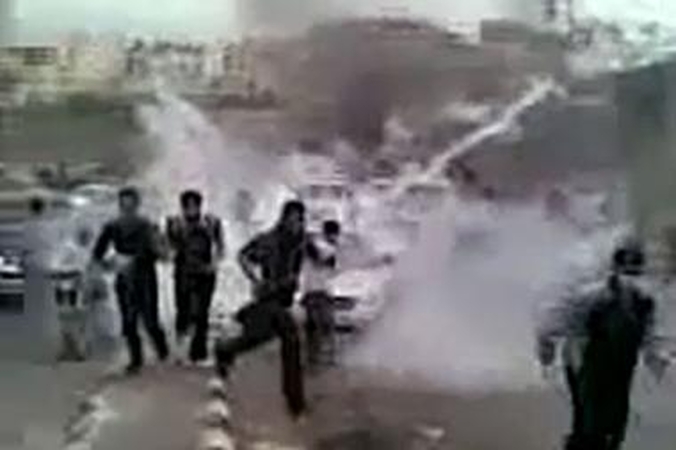 Ar kulkos ir ašarinės dujos apsaugos Sirijos režimą?