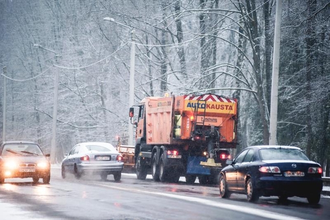 Sniegas eismo sąlygas sunkina beveik visoje Lietuvoje