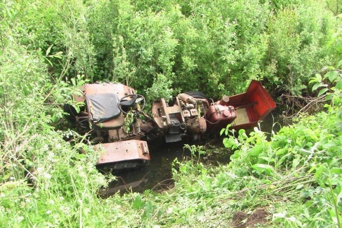 Ketvergiuose apsivertus traktoriui žuvo jaunas vyras