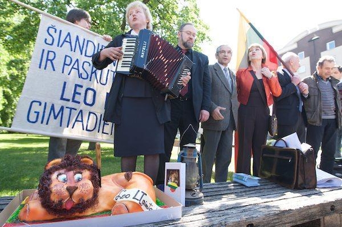 Prie Seimo „švenčiamas" „Leo" gimtadienis