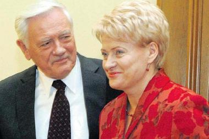 V.Adamkus pasveikino išrinktąją Prezidentę D.Grybauskaitę