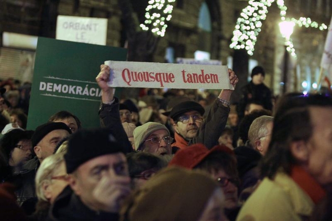 Vengrijoje vyko masiniai protestai prieš naująją konstituciją