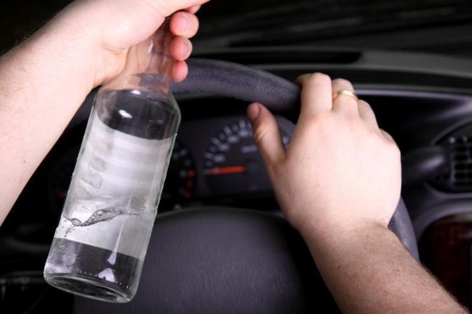 Girtutėlis vilnietis tiesiai prieš policijos akis atsitrenkė į „Volvo“