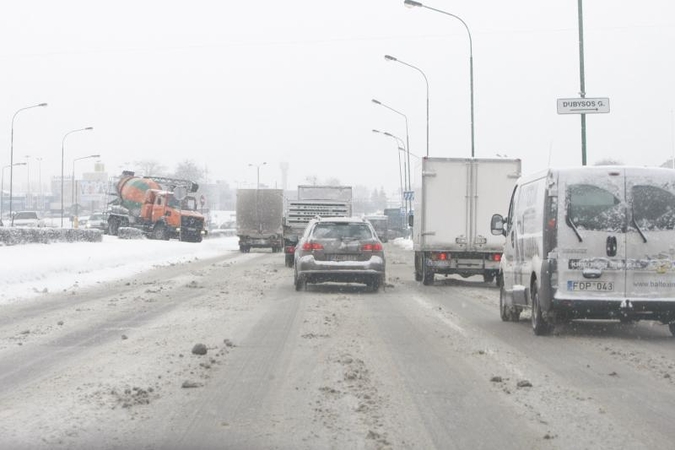 Eismo sąlygos dėl snygio tebėra sudėtingos