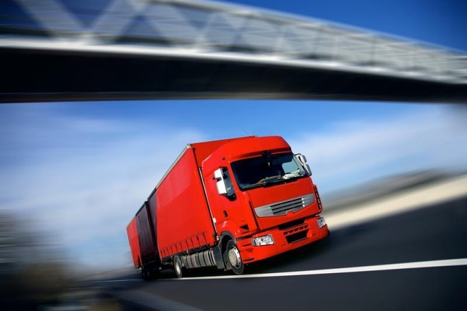 Didinamas kelių naudotojo mokestis brangins visas paslaugas ir prekes