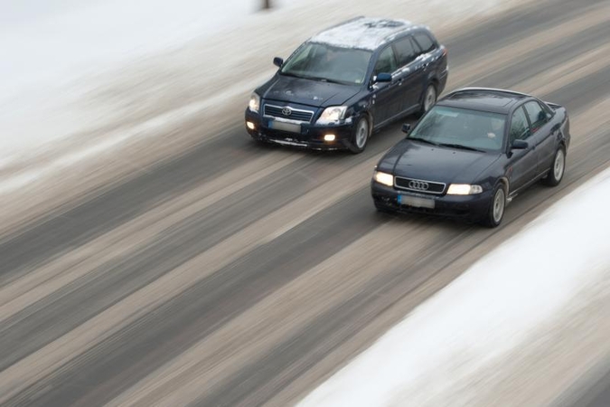 Šiaurės ir vidurio Lietuvoje eismo sąlygos itin sudėtingos