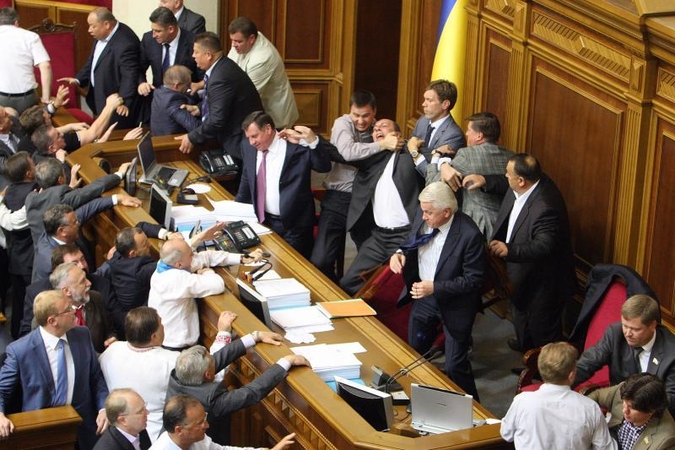 Ukrainos parlamento deputatai susimušė dėl rusų kalbos vartojimo
