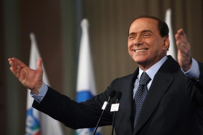 S. Berlusconi sako svarstantis grįžti į politiką