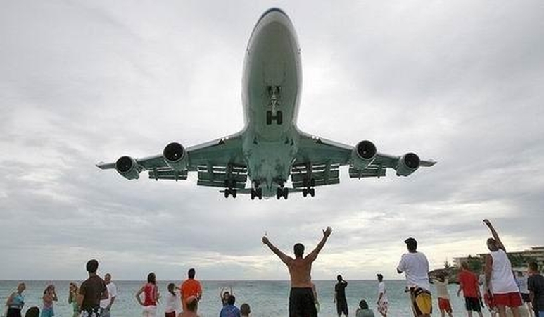 Kalifornijoje dėl grasinamo skambučio neleista pakilti keleiviniam laineriui