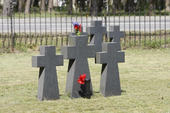 Panevėžio J.Balčikonio gimnazijos stadione rasta dar 16 vokiečių karių kapų